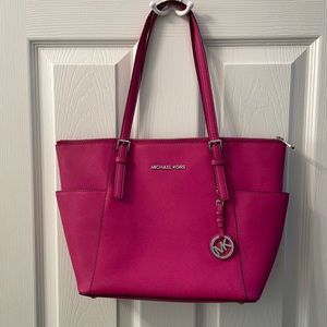 Pink purse with multiple inside pockets
